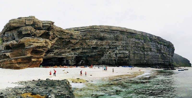 Vách đá trầm tích núi lửa triệu năm ở đảo Lý Sơn