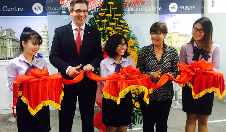 ha-lan-mo-trung-tam-tiep-nhan-thi-thuc-tai-tphcm