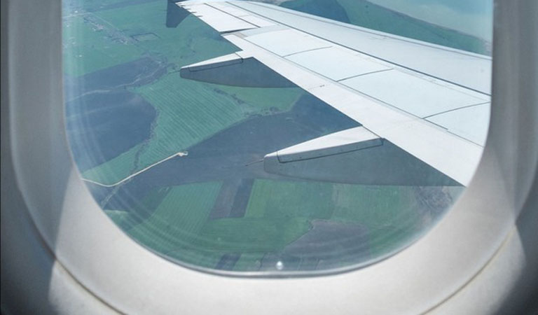 trang-chu-bi-mat-dang-sau-lo-nho-tren-o-cua-kinh-may-bay-01