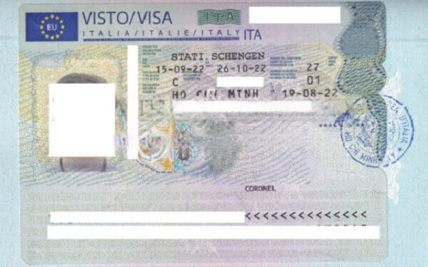 Visa Ý dán vào hộ chiếu