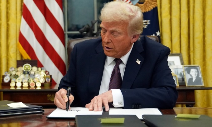 Tổng thống Donald Trump ký sắc lệnh xóa bỏ quyền sinh ra ở Mỹ là công dân Mỹ